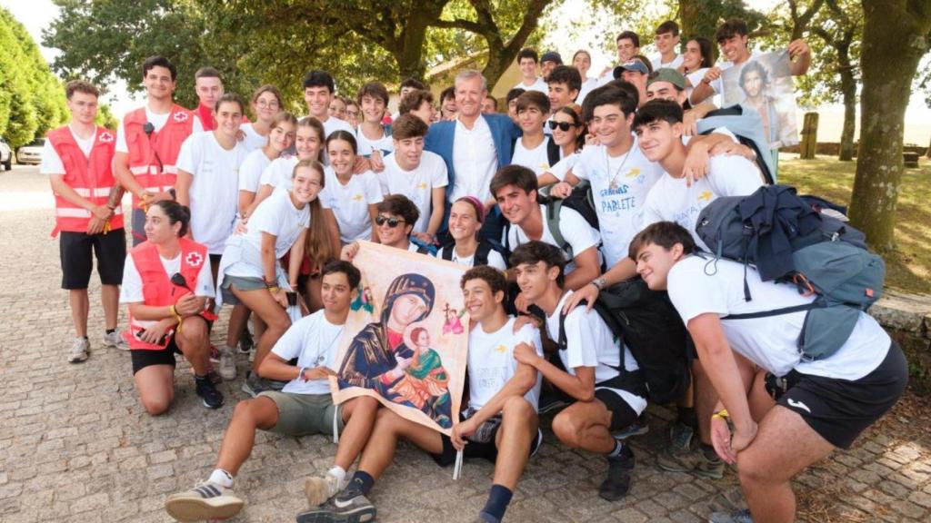 El presidente de la Xunta, junto a voluntarios del programa 'Contigo no Camiño'.