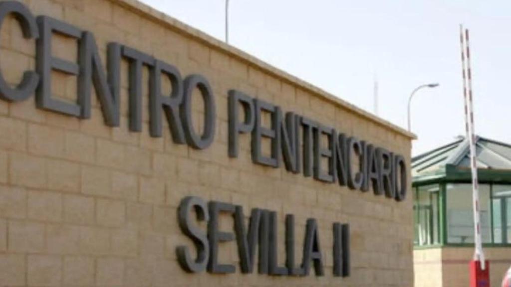 Funcionarios de una cárcel de Sevilla salvan la vida de un recluso que quedó atrapado en un incendio