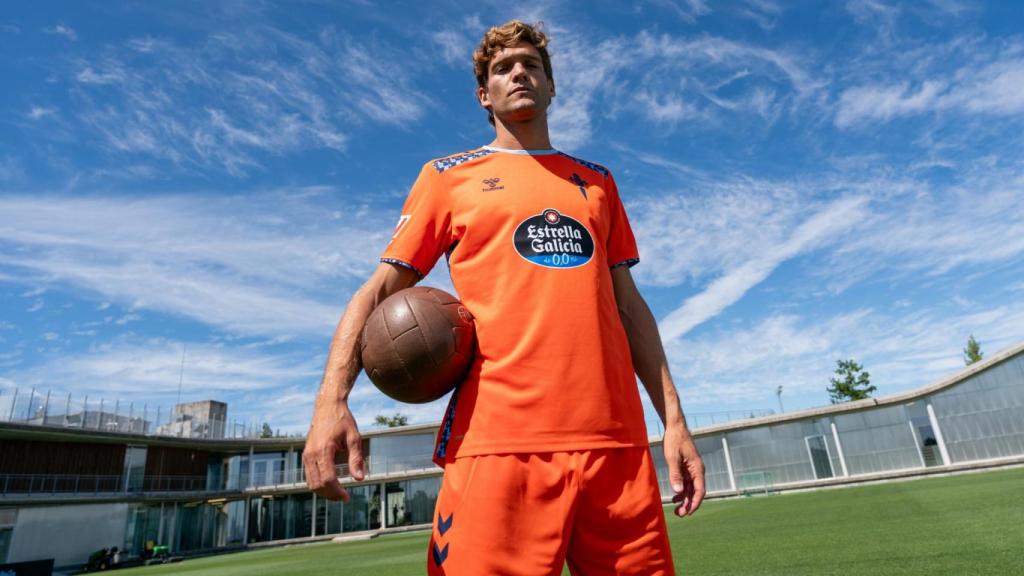 Marcos Alonso posa con la tercera camiseta del Celta.