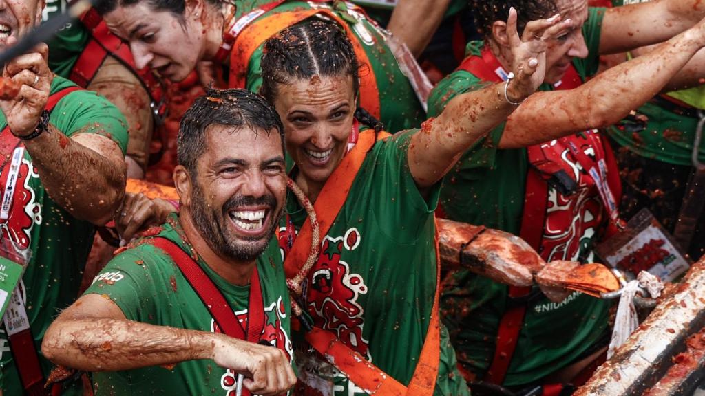 El 'president' de la Generalitat valenciana, Carlos Mazón, ha participado subido a uno de los camiones desde los que se lanzan los tomates. Efe / Biel Aliño