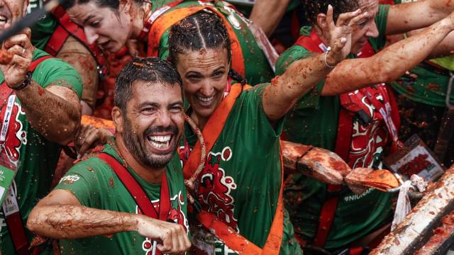 El 'president' de la Generalitat valenciana, Carlos Mazón, ha participado subido a uno de los camiones desde los que se lanzan los tomates. Efe / Biel Aliño