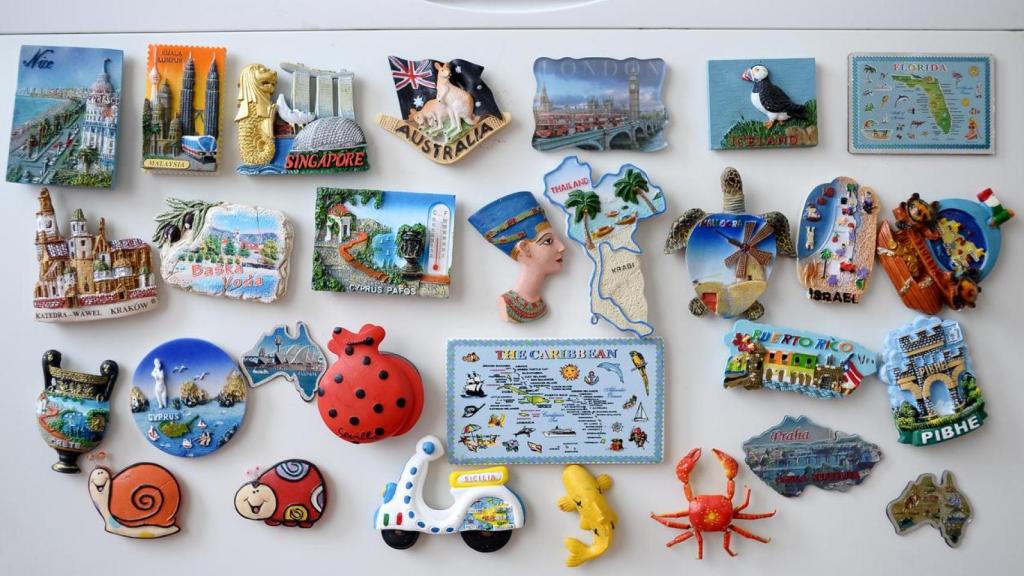 Muchos imanes en una nevera.