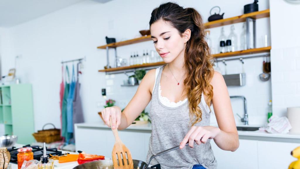 Mujer cocinando.