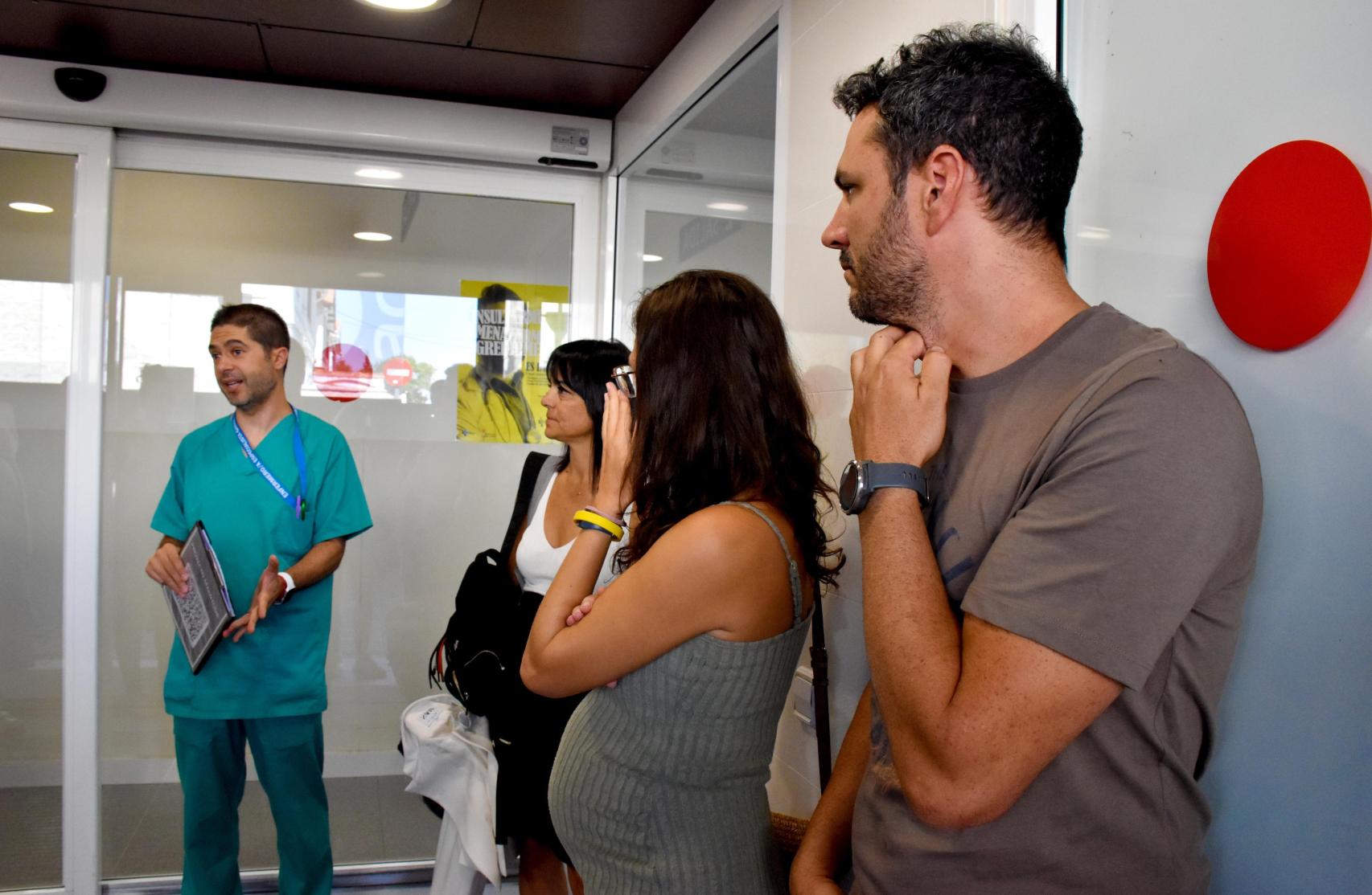 Sergio recibe en la puerta de Urgencias a los participantes del Mami Tour