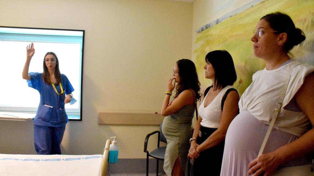 María, residente en prácticas, muestra una sala de dilatación durante el Mami Tour de Zamora