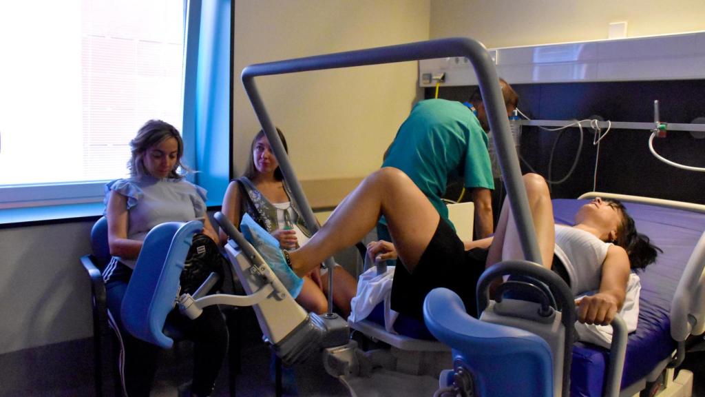 Cama transformable en paritorio en la nueva sala de dilatación del Virgen de la Concha durante el Mami Tour