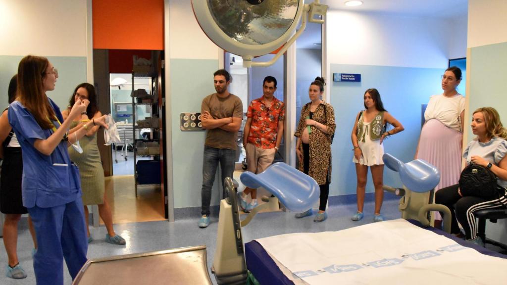 María explica el funcionamiento del paritorio durante el Mami Tour de Zamora