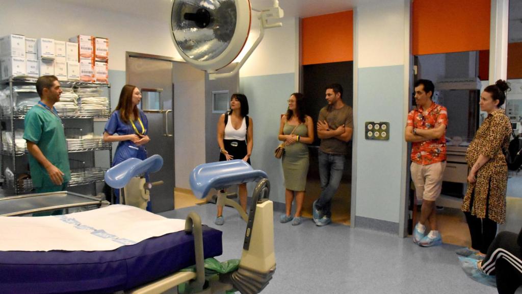 Sergio y María explican los detalles del paritorio del Virgen de la Concha durante el Mami Tour