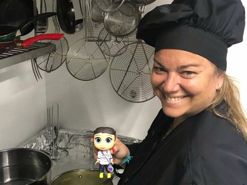 Caritina Goyanes, feliz, entre fogones.