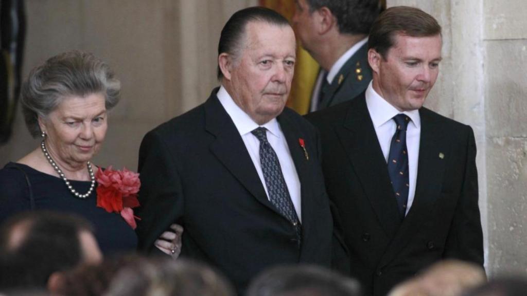 Carlos de Borbón, en el centro, con su mujer, Ana de Orleans y su hijo, Pedro, duque de Noto.