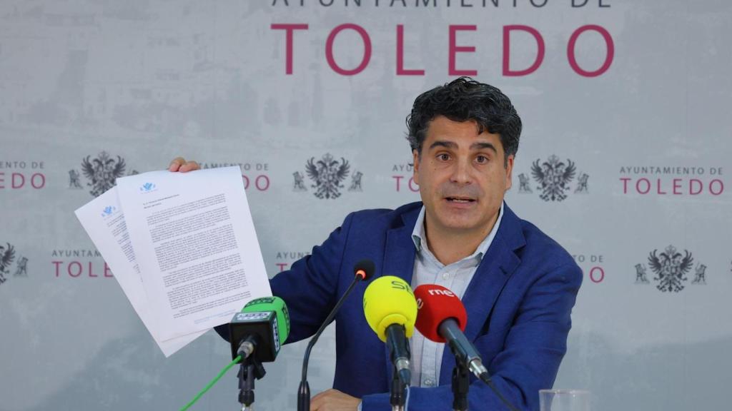 Juan José Alcalde muestra la carta a los medios de comunicación.