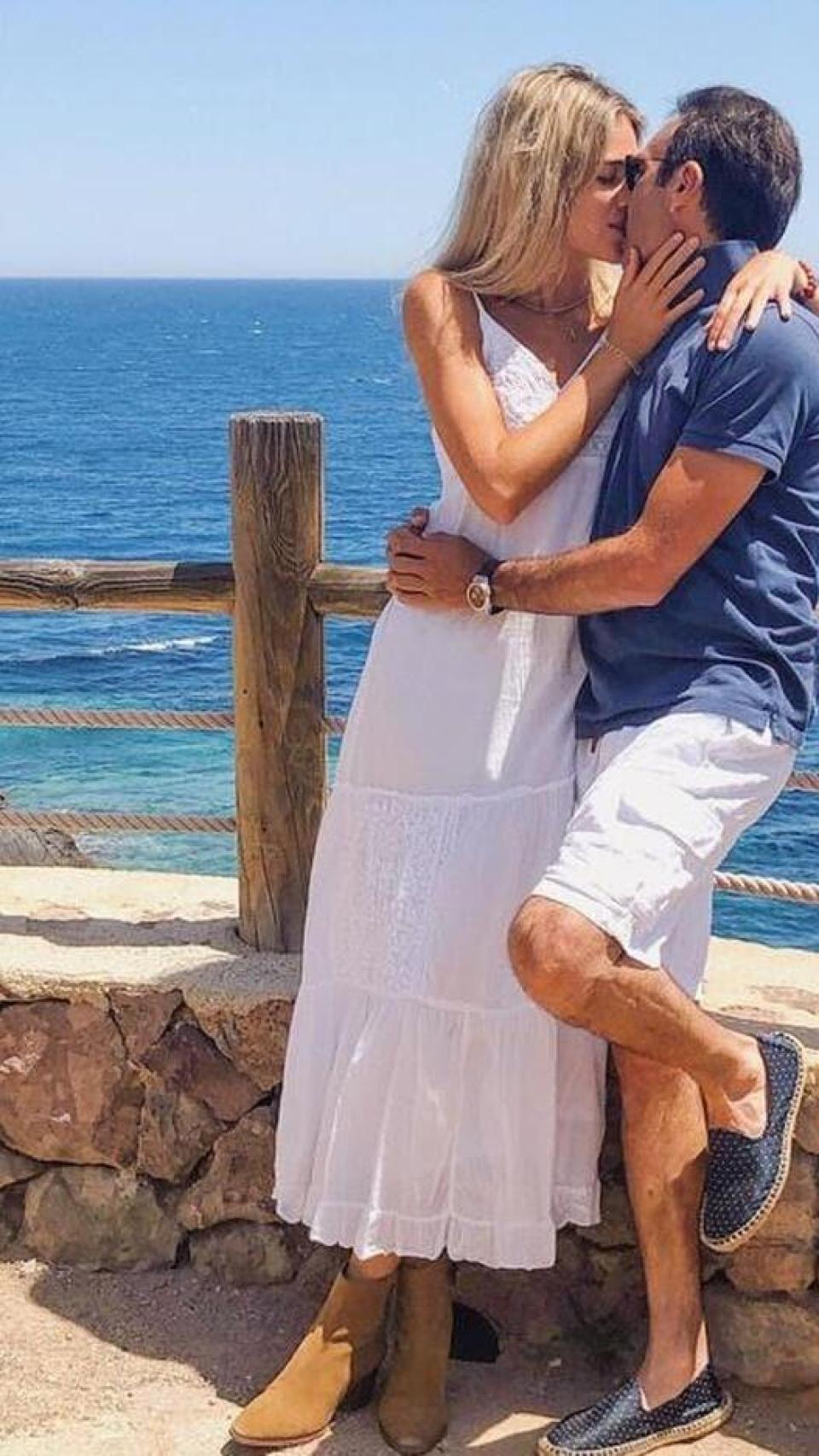 Ana Soria besándose apasionadamente con Enrique Ponce, en los primeros meses de su historia de amor.