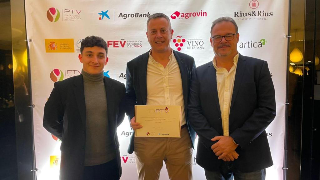 Daniel González, Juan Pablo Izquierdo y Antonio Cano, en los premios a la innovación de la Plataforma Tecnológica del Vino (PTV) 2024.