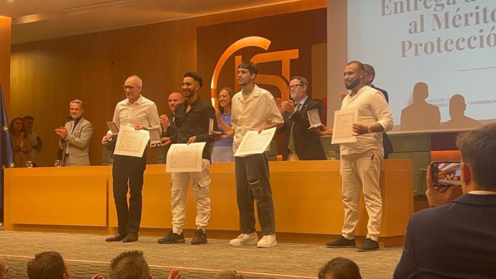 Imagen de los dos jóvenes durante la ceremonia de entrega de la Medalla al Mérito de Protección Civil.