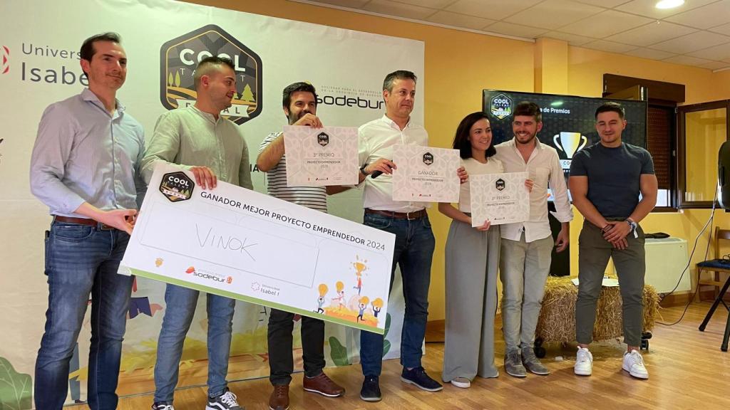 Parte del equipo de Vinok recoge el primer premio de 'Cool Talent Rural', de la Universidad Isabel I de Burgos en la edición de este año.