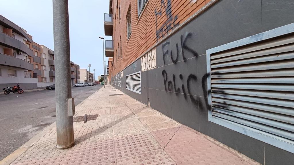 Un grafiti que protesta contra las Fuerzas de Seguridad del Estado en una de las zonas más conflictivas de Vícar.