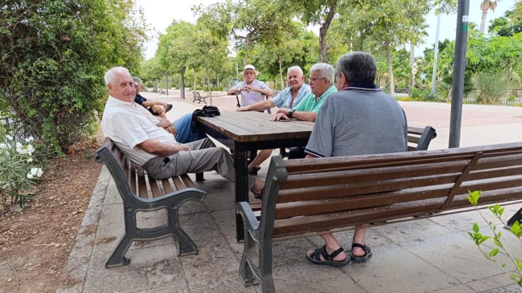 Un grupo de pensionistas de Vícar charlan en el paseo del Bulevar.