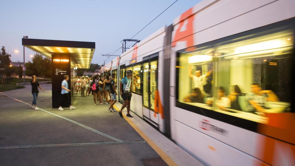 Uno de los servicios del TRAMnochador en Alicante.