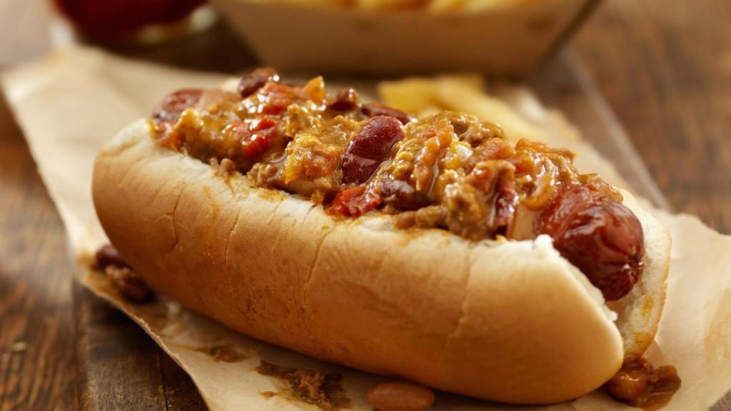 Perrito caliente con patatas fritas.