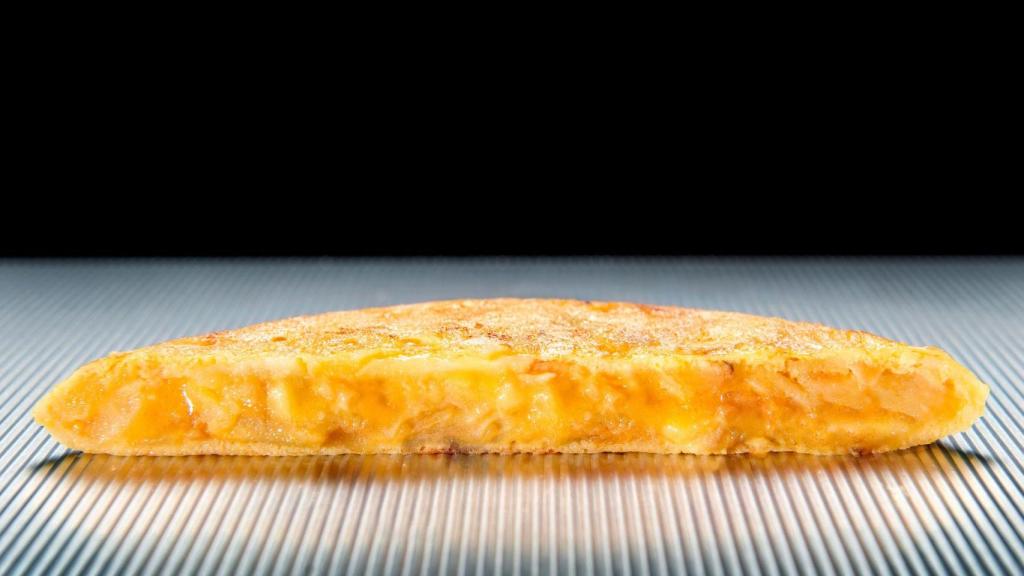 La tortilla de Senén y su textura jugosa por dentro.