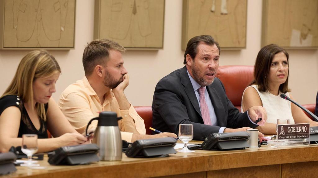Óscar Puente, ministro de Transportes, durante su comparecencia en el Congreso de los Diputados este jueves.
