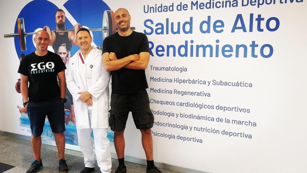 De izquierda a derecha, Juan Carlos Marín, coordinador y director del centro Apnea Zero Gravity; Jesús Barrionuevo, técnico en medicina subacuática e hiperbárica y Miguel Lozano, apneísta profesional y doble subcampeón del mundo.
