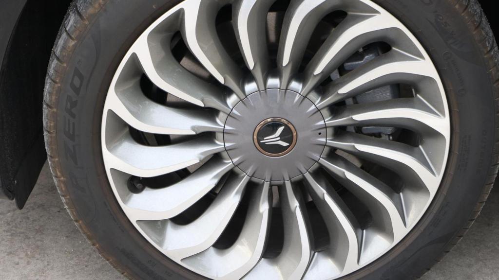 El Voyah Free cuenta con una llanta de 20 pulgadas.