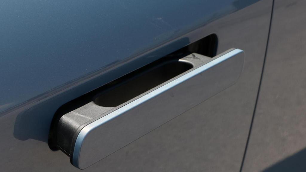 Los tiradores aparecen cuando te acercas al coche.