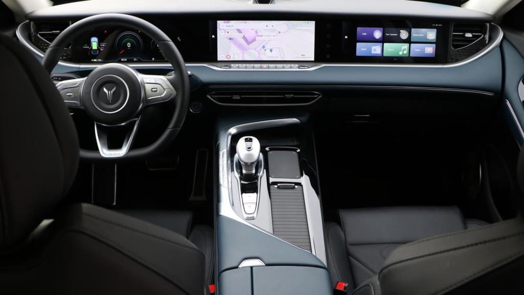 El Voyah Free destaca por tener tres pantallas de gran tamaño.