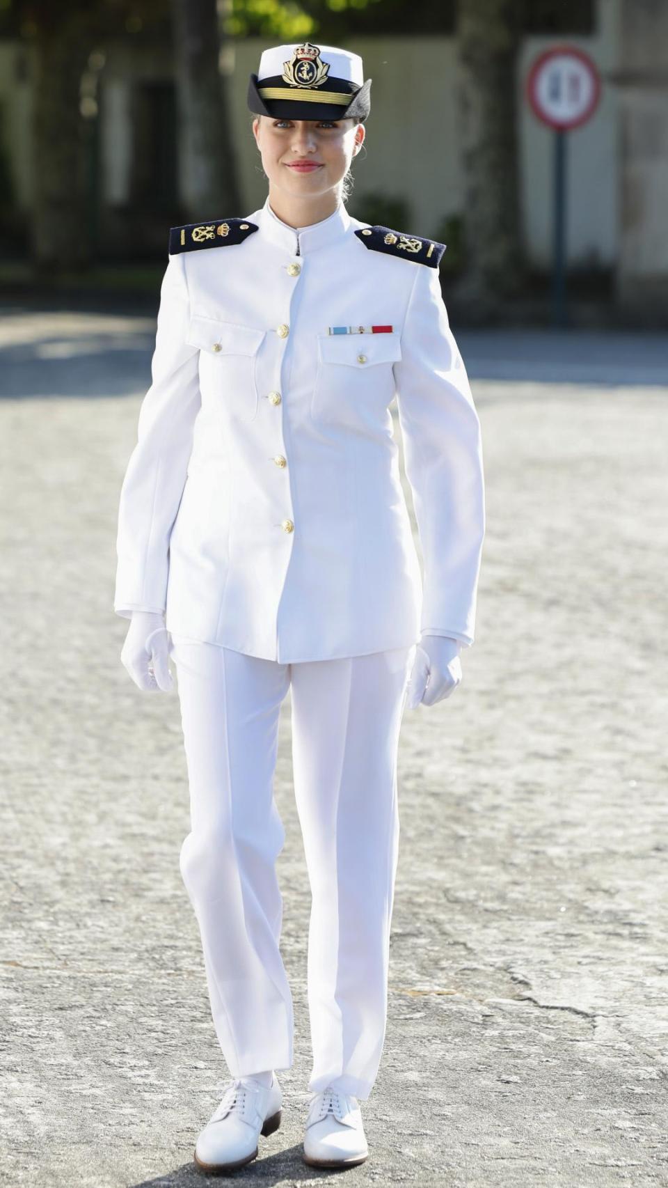 La Princesa vestía el uniforme de guardiamarina de la Armada.