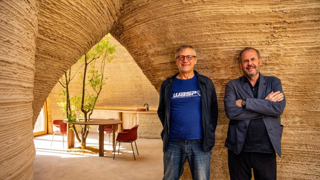 Massimo Moretti y Mario Cucinella en el interior de una casa TECLA