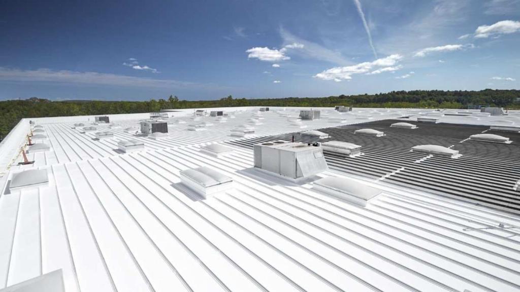 La cubierta de un edificio pintada con Drylast CRWR