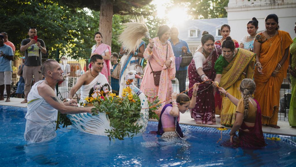 Devotos de Krishna en la finca de Brihuega durante un acto conocido como el paseo de las deidades en barca.