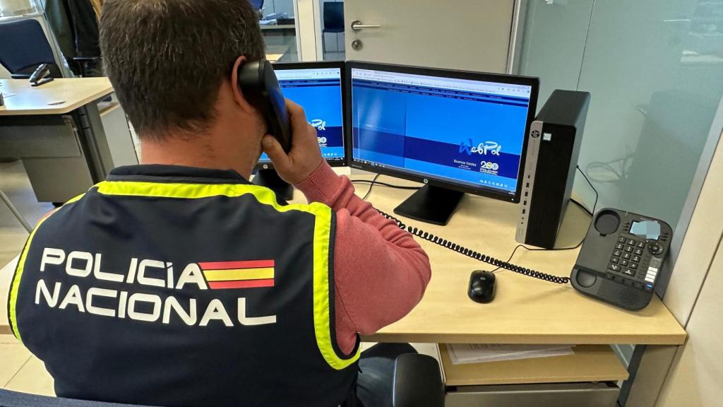 Imagen de archivo de un agente de policía nacional.