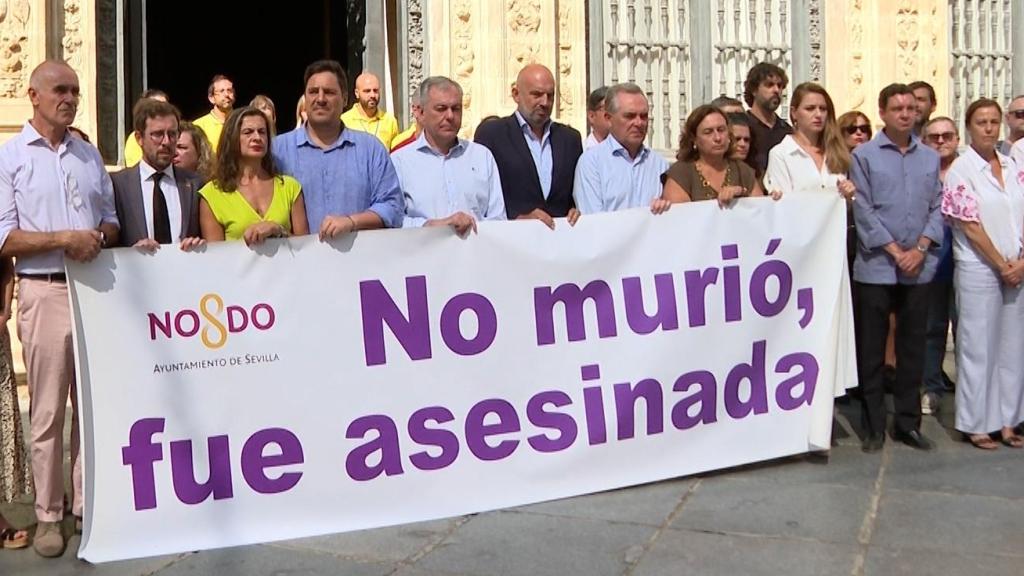 Minuto de silencio a las puertas del Ayuntamiento de Sevilla por el crimen machista de Pino Montano.