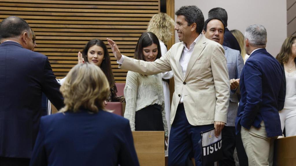 Carlos Mazón antes de un pleno de Les Corts