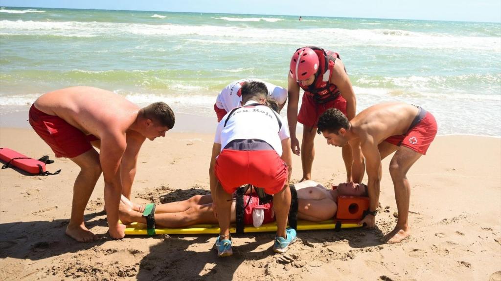 Policía Local y Cruz Roja efectúan un simulacro de salvamento en la playa del Perellonet. José Jordan