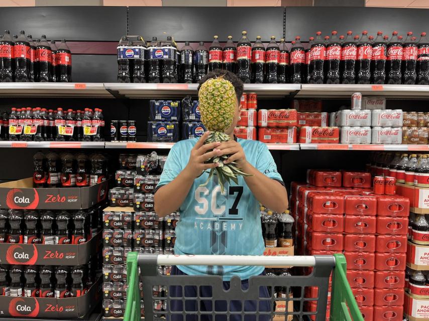 Chico con una piña en el Mercadona de Ciudad de la Justicia