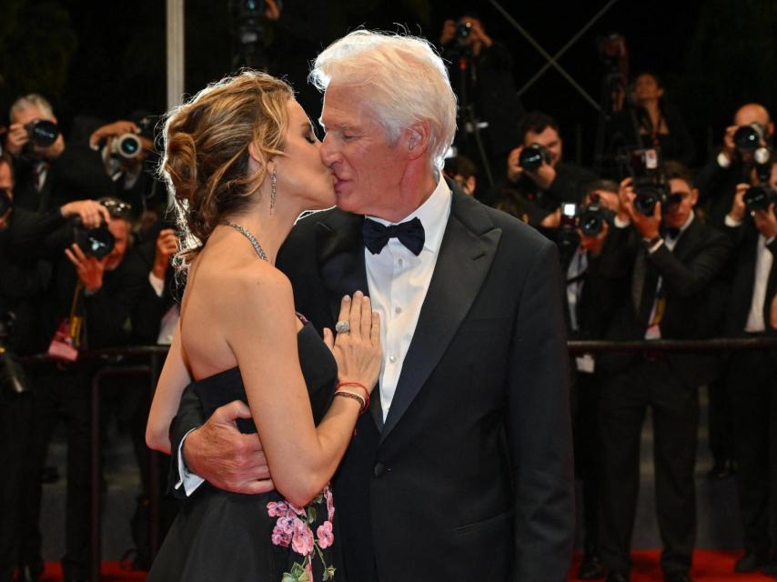 Richard Gere y Alejandra Silva en el Festival de Cannes de 2024.