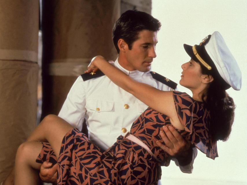 Richard Gere en 'Oficial y caballero' (1992) junto a Debra Winger.