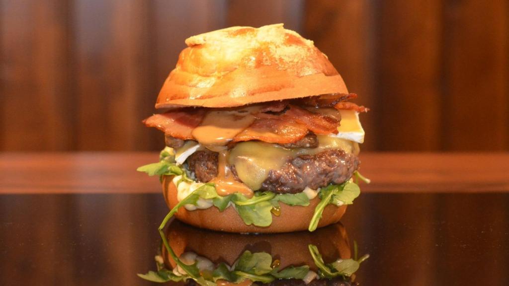 Una de las hamburguesas de la carta. EE