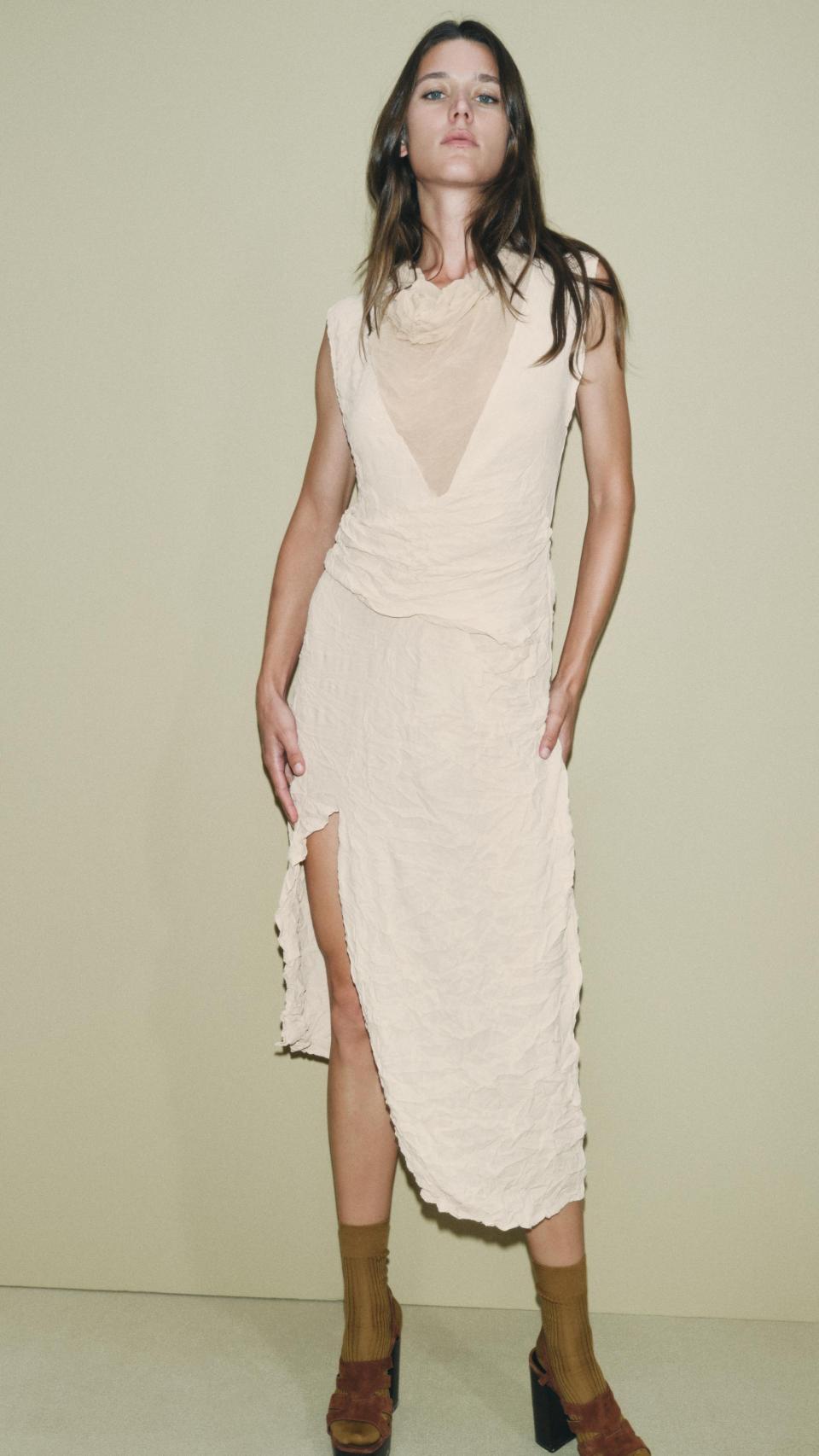 Vestido midi con abertura de Zara.
