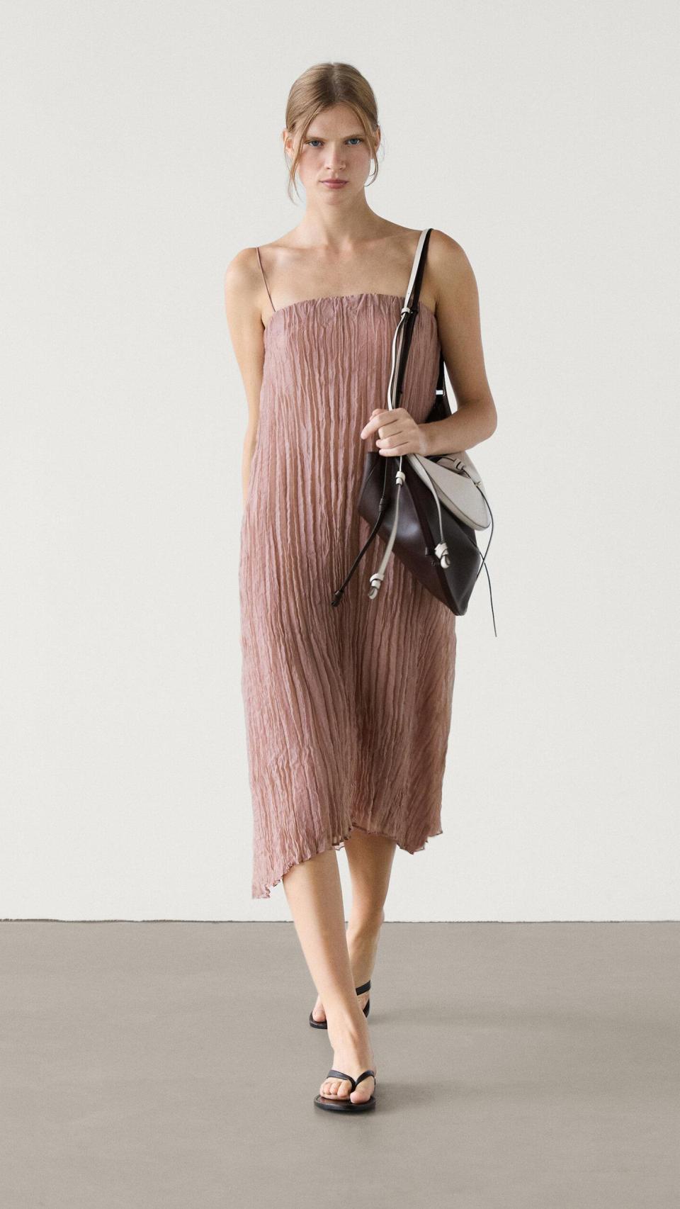 Vestido plisado de Massimo Dutti.