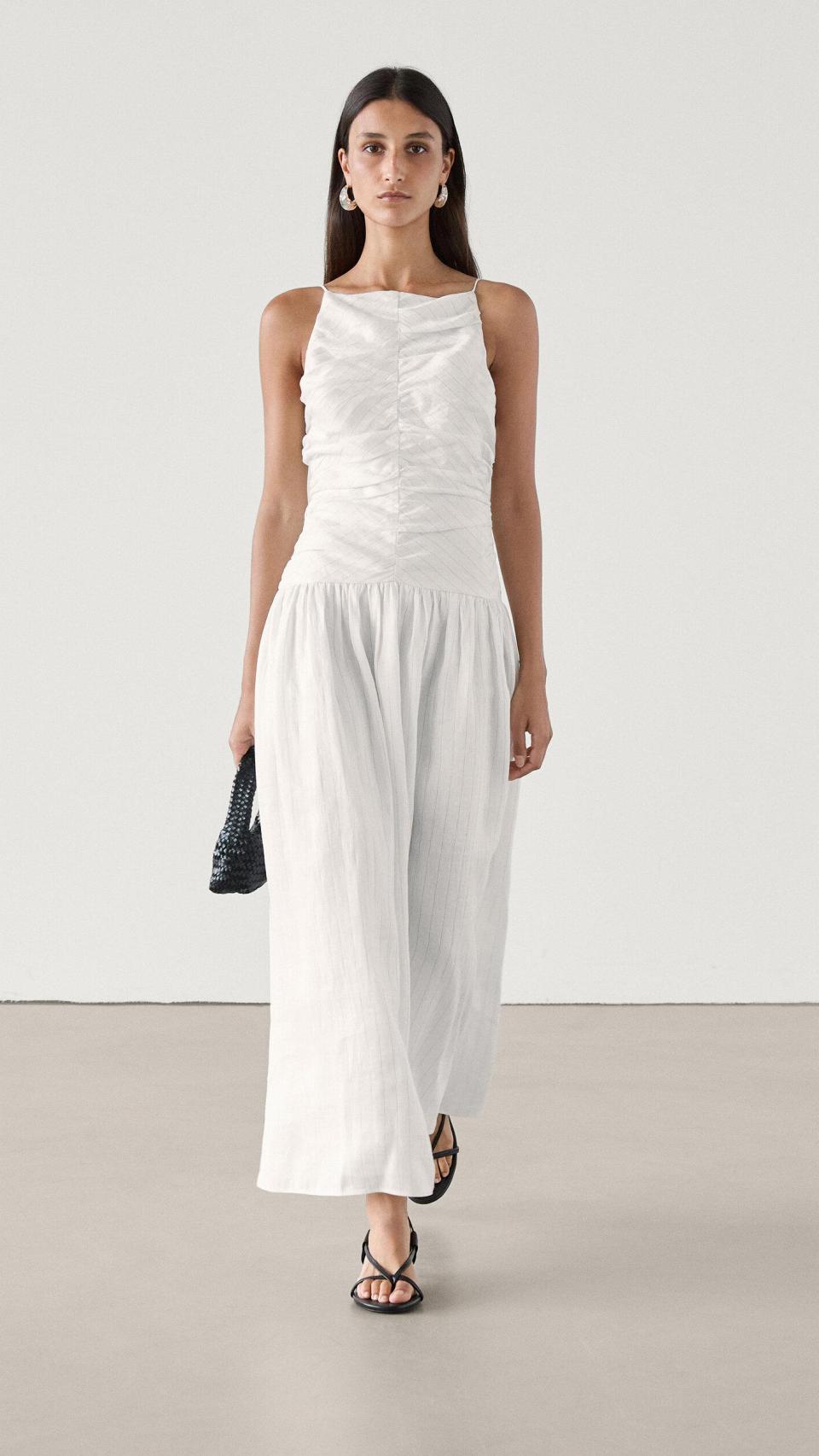 Un vestido de Massimo Dutti que se puede llevar con medias.