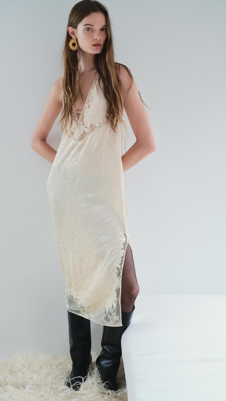 Un vestido lencero con medias.