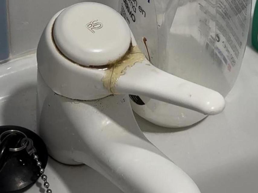 Los restos de suciedad en el grifo de uno de los dos aseos del piso que alquilaron en Cabo de Palos.