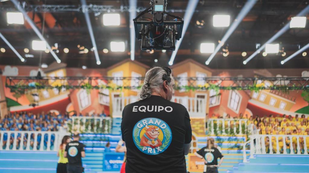 Los cámaras de 'El Grand Prix' realizan unas comprobaciones antes de la grabación