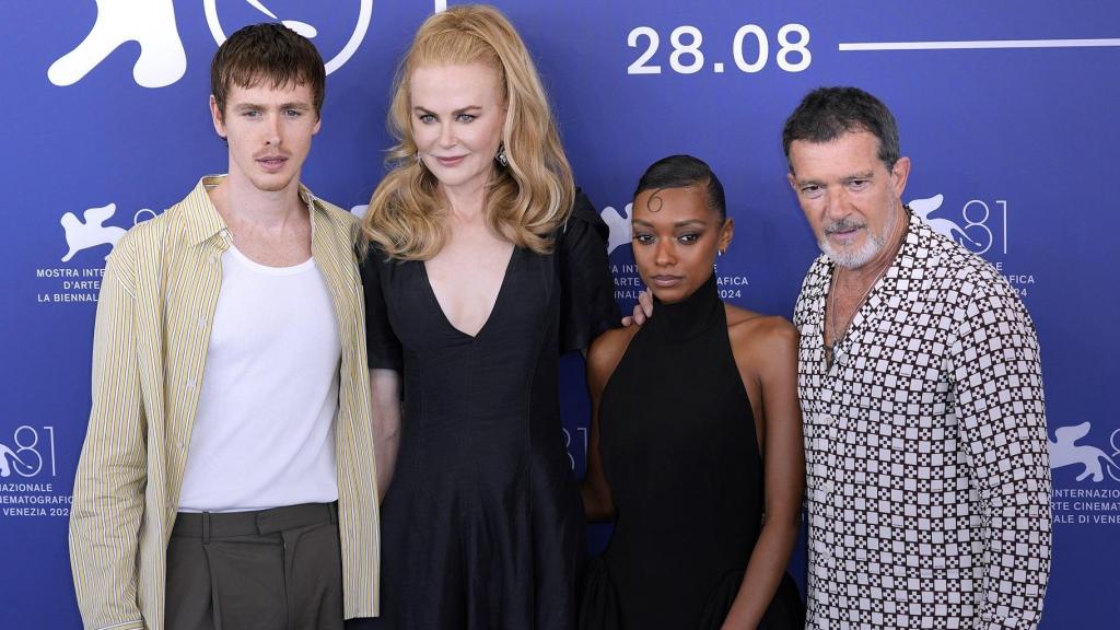 Antonio Banderas acompañado de la actriz Nicole Kidman, Harris Dickinson  y Sophie Wilde. Foto:  Stefano Spaziani.