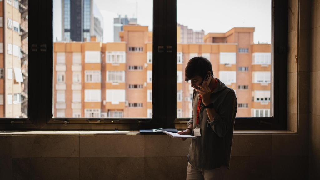 Álvaro Guzguti, trabajando en la redacción de EL ESPAÑOL