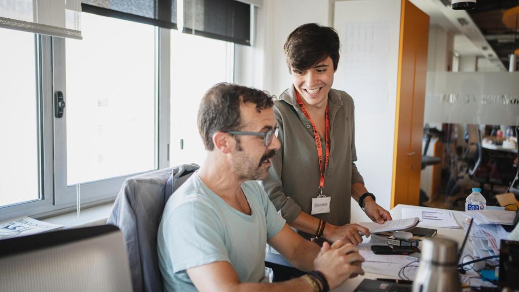 Álvaro junto al periodista Alberto Prieto en la sección España